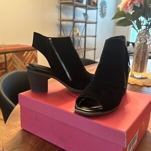 Size 9 1/2 wide Vaneli boots sandals